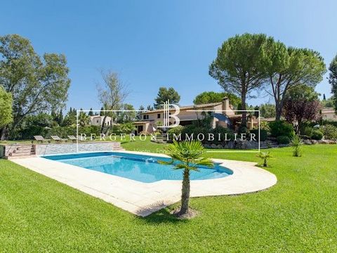 A VENDRE propriété à Châteauneuf de Grasse, au coeur de la région des parfums, belle propriété 8 pièces 287m², située à proximité du Golf et du Restaurant de la Grande Bastide, lieu privilégié sur la Côte d’Azur et à seulement 20 min en voiture de Ni...