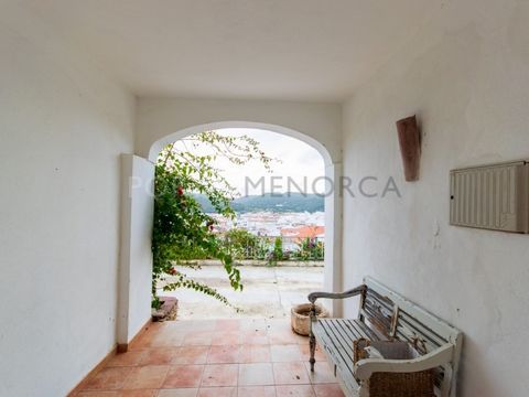 Nous vous présentons la possibilité d'acquérir une charmante maison avec une vue panoramique sur le village de Ferreries et le château de Santa Agueda. Cette maison mitoyenne est située dans la partie haute du village, a un accès facile à toutes les ...