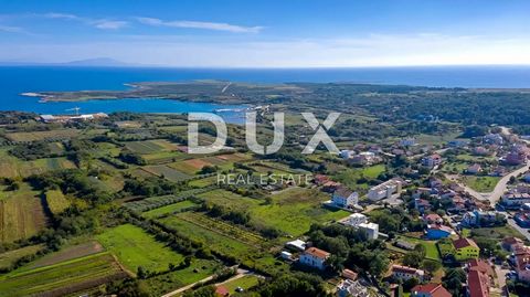 Location: Istarska županija, Ližnjan, Ližnjan. ISTRIA, LIŽNJAN - Terreno con concessione edilizia vicino al mare Nell'estremo sud dell'Istria, su una collina sempre bagnata dal sole e accarezzata dal vento fresco, si trova la pittoresca Ližnjan, che ...