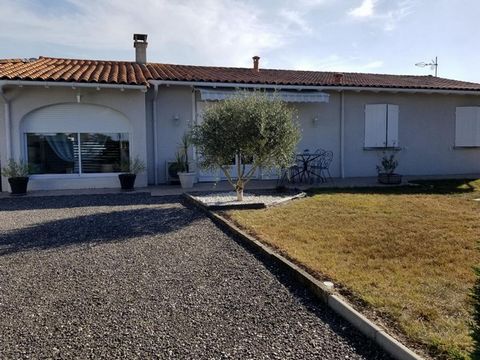 Je vous présente à la vente agréable maison d'environ 120m². avec piscine Située sur la commune de Lamarque entre estuaire et océan à 45 minutes de Bordeaux. Vous trouverez dans ce village typique du Médoc et aux alentours, des commerces de proximité...