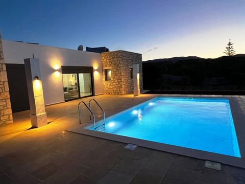 Sitia, Ostkreta: Schöne Villa mit atemberaubendem Meerblick und Pool. Das Anwesen ist 105 m² groß und steht auf einem Grundstück von ca. 400 m². Es liegt nur 4 km vom Meer entfernt. Die Villa besteht aus 3 Schlafzimmern, 2 Bädern und einem offenen Wo...