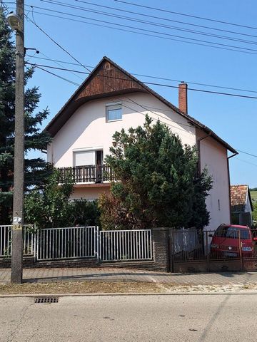 Dit charmante familiehuis met twee verdiepingen in Hévíz is perfect voor wie op zoek is naar comfort, ruimte en veelzijdigheid. Het huis is gebouwd in 1980, is goed onderhouden en biedt in totaal 5 volledige kamers plus een halve kamer, waardoor er v...