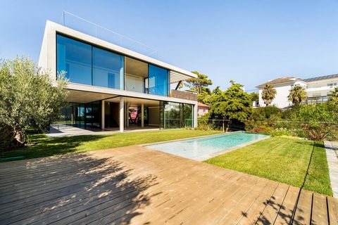 Luxury Villa Brand New in the Exclusive MC581 Condominium in the Center of Cascais. We present a stunning T5+3 villa, brand new, located in the prestigious MC581 condominium, right in the heart of Cascais. This property stands out not only for its pr...