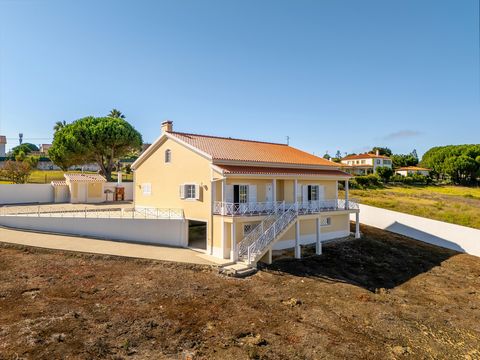 Vandaag presenteer ik u een landelijke villa met drie slaapkamers en een adembenemend uitzicht op het landschap in de buurt van Reguengo Grande. De staat van onderhoud van het huis is uitstekend en biedt een enorm potentieel voor uw eigen ontwerp. De...