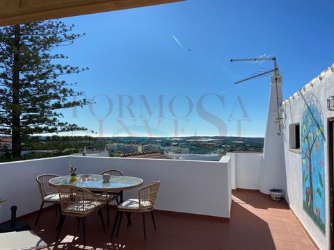 À venda no coração da autêntica aldeia de Estói: uma residência totalmente renovada de 89 m² no primeiro andar de uma casa com um grande terraço e vista panorâmica para o mar, pronta a habitar! Redecorada com bom gosto, dispõe de 2 quartos com roupei...