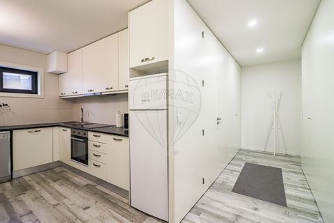 2 escritórios transformados num apartamento T1 para venda no Centro do Porto arrendadado até Agosto de 2025 por 950€ Localizado na zona histórica da cidade do Porto junto ao novo mercado do Bolhão onde tem todo o tipo de comércio, serviços e transpor...