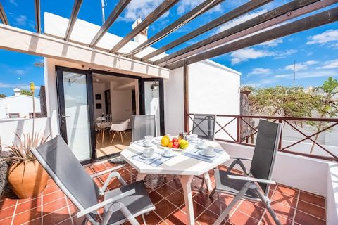 Esta espectacular villa en Puerto del Carmen cuenta con una hermosa piscina privada y un agradable jardín. Dispone de 3 cómodos dormitorios y tiene capacidad para 5 personas, por lo que es ideal para familias. El alojamiento tiene una gran ubicación,...