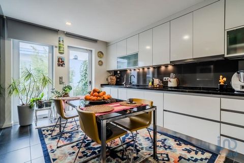 Moradia T4 localizada na zona mais nobre das Caldas da Rainha, com 287m2 de área de construção, uma garagem espaçosa e um pátio privado com churrasqueira e lounge. Este imóvel de estilo contemporâneo, com áreas extensas mas acolhedoras, oferece uma e...