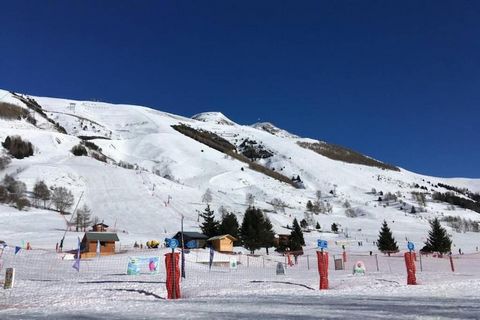 Just 50 meters from the ski area, this second-floor apartment at 2 Rue de la Claparelle offers a simple and functional retreat for couples or small families. With elevator access and a central location in Les Deux Alpes, it’s ideal for guests looking...