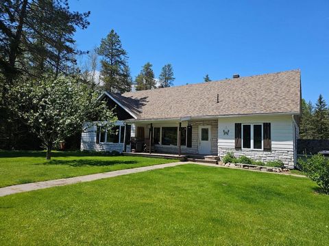 Spacious house with over 6 bedrooms, located in a residential and commercial area, ideal for your business project or a beautiful, large residence. Perfect for a large family or professional space. In need of renovations, let your creativity run wild...