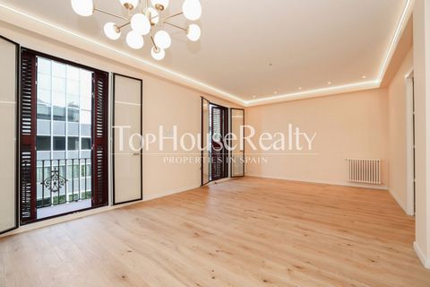 Impresionante piso recién reformado a estrenar junto a Paseo de Gracia Situado en el cruce de Pau Claris con calle Mallorca, encontramos esta majestuosa propiedad piso de 190 metros cuadrados de vivienda más terraza. Su gran tamaño ofrece espacios am...