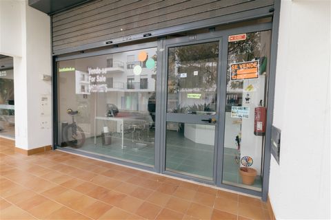 Excelente espaço comercial na Meia Praia. Localizada numa zona residencial e de lojas, a poucos metros da praia e Marina. Esta loja é a melhor opção para o seu negócio, com facilidades de acesso, grande montra virada para a rua e visibilidade. . Exce...