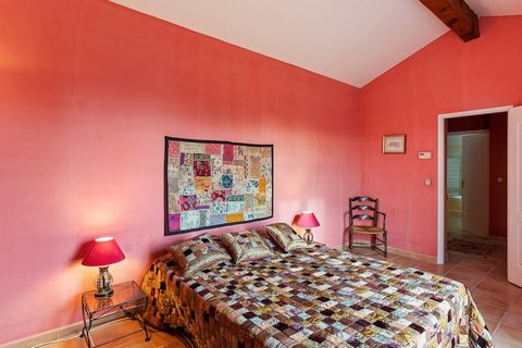 Dit vakantiehuis ligt te midden van de natuur en zorgt ervoor dat u volledig tot rust komt. Gelegen in Lorgues, deze plek is geschikt voor ongeveer 8 personen in 4 slaapkamers. Ideaal voor een gezin. Dankzij het privézwembad kunt u zwemmen wanneer u ...