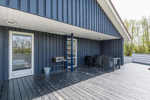 On a large and lovely enclosed natural plot on Fanø, adjacent to large protected areas with a view of the golf course, lies this charming and well-appointed cottage with room for 6 people in 4 bedrooms. Excitingly furnished with large kitchen with ev...