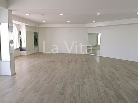 250 m2 storefront with a window facing Marginal Avenue, in the center of São Pedro do Estoril. Commercial space with 3 fronts and large windows, ideal for launching or expanding your business. Located on the iconic Marginal Avenue, with thousands of ...