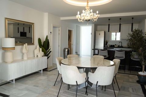Elegante Ático de 4 Dormitorios, 3 Terrazas y Vistas Panorámicas en Puerto Banús Un espacioso y elegante ático de 250 m² disponible para alquilar en una de las zonas más prestigiosas de la costa: Puerto Banús. Perfecto para aquellos que aprecian la c...