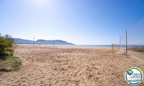 Descubra este apartamento de 2 quartos à venda em Salatar, Roses. Localizado na Catalunha, Espanha, este apartamento de 71 m2 oferece um ambiente tranquilo e vistas magníficas para o jardim e as montanhas circundantes. O imóvel encontra-se em bom est...