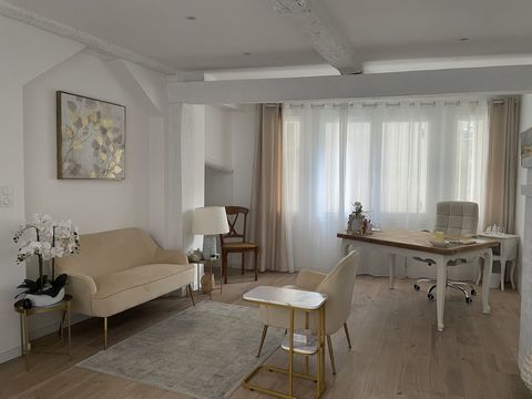 HYERES ELIVENTIS. offers for sale a one-storey raised townhouse of about 70 m2. Are you looking for a prime location in the heart of Hyères? Ideally located, with immediate access to shops, medical professions, administrations, parking, transport, fr...
