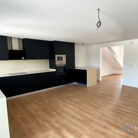 Moradia T3+1 (sótão/WC adicional) - Ericeira - acolhedora, luminosa e com vista desafogada a 5 minutos das Praias de São Lourenço e da Calada Apresentamos-lhe esta encantadora moradia T3+1, inserida numa zona residencial tranquila, perfeita para quem...