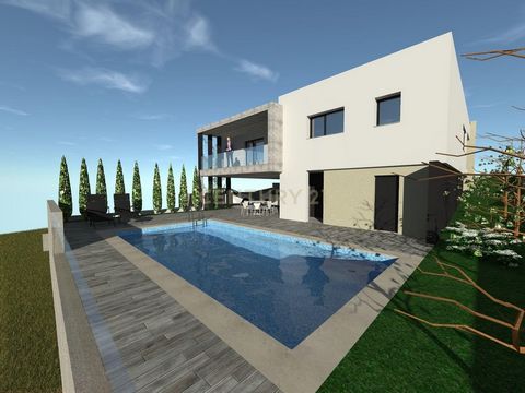 Descubra esta magnífica moradia T3 em Pombal, Leiria, com 203m² de área e um projeto já aprovado. Com um preço atrativo esta propriedade destaca-se pela sua localização tranquila e acessibilidade, ideal para famílias que procuram conforto e qualidade...