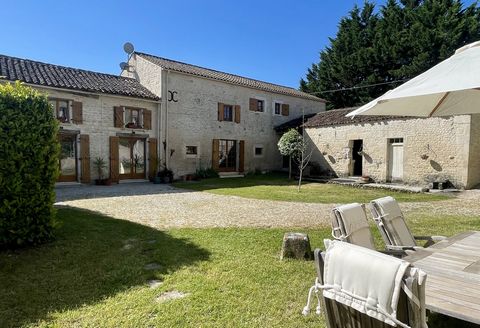 2 grandes maisons (560 m² ) et piscine chauffée, 8 chambres