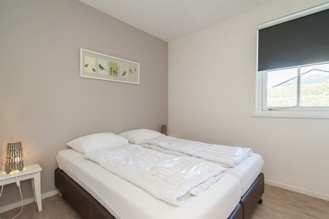 Cette spacieuse maison de vacances indépendante située dans le Bungalowpark de Gouden Spar offre 80 m² d'espace de vie confortable, idéale pour accueillir jusqu'à 6 personnes. Située près de la côte néerlandaise, dans un environnement paisible et ver...