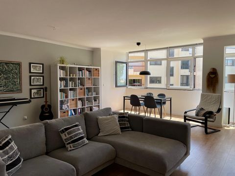 Situado numa das zonas mais nobres de Cascais, é um Espaçoso apartamento T3 com 160m² com garagem, em excelente localização e com as melhores acessibilidades, Distando apenas a 100 metros do mar e de espaços comerciais de renome. Este elegante aparta...