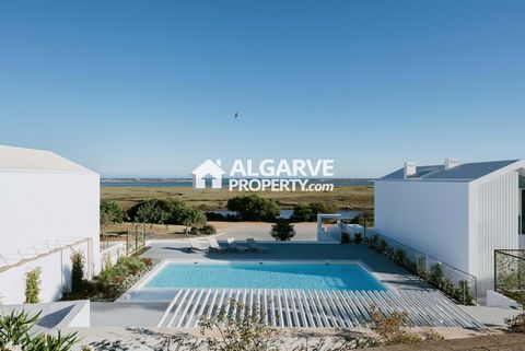Esta exclusiva moradia de três quartos na Fuseta, Algarve, oferece uma mistura única de design contemporâneo e um ambiente natural de cortar a respiração. Localizado virado a sul, oferece vistas panorâmicas da deslumbrante Ria Formosa, permitindo aos...