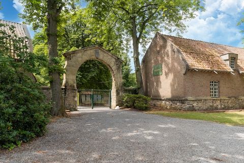 Dit gelijkvloerse appartement in Domein Hengelhoef, gelegen in het hart van Park Midden-Limburg, is een perfect toevluchtsoord voor gezinnen of twee stellen. Met twee privéterrassen, toegang tot wandel- en fietspaden en een verwarmd buitenzwembad (ge...