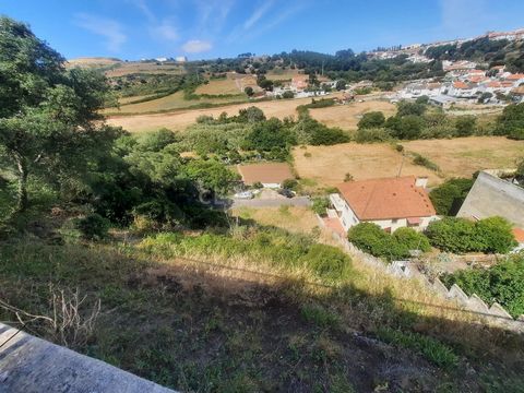 Apresentamos este terreno com 1.000 m², localizado em Valejas, concelho de Oeiras. Uma propriedade com excelente potencial, num local privilegiado e estratégico, perto de Lisboa, Cascais e Sintra. Atualmente com alguma limitação da Câmara Municipal d...