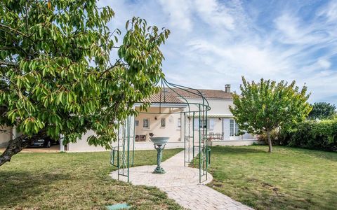Maison charentaise idéale pour accueillir une grande famille dans un cadre paisible et convivial hors lotissement sans vis à vis !