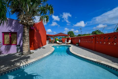 Cadushi Apartments nu te koop als onderdeel van een uniforme portefeuille met Arubiana Inn en Pega Pega Apartments Cadushi Apartments is gelegen op een terrein van 1211 m² in een centraal deel van Oranjestad en biedt een fantastische investeringsmoge...