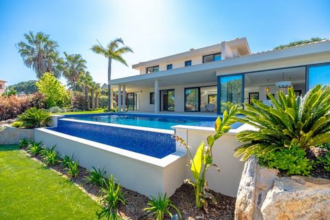 Sainte-Maxime nieuwbouw moderne villa te koop. Gelegen in een rustige woonwijk, dicht bij het stadscentrum, prachtig uitzicht op zee voor deze prachtige nieuwe villa gebouwd met luxe voorzieningen. Accommodatie omvat, ontvangsthal, toilet en gastento...