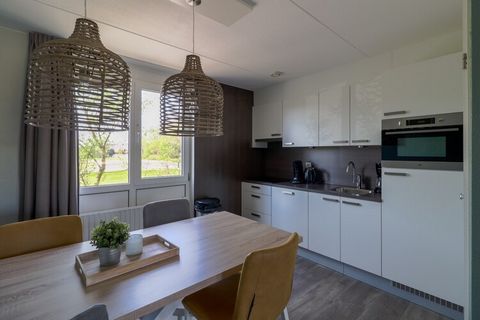 Deze halfvrijstaande vakantiehuizen zijn allen aan het water gelegen en beschikken over een eigen karakter. Zo kan de inrichting van de vakantiehuizen sterk van elkaar verschillen, maar beschikt u altijd minimaal over de faciliteiten zoals aangegeven...