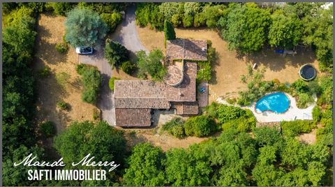 Villa atypique au charme provençal incroyable de 212 m2 habitable - 4 chambres et un bureau ou 5ème chambre - 3 salles d'eau - piscine - garage, le tout édifié sur un terrain d'un peu plus de 5200 m2.