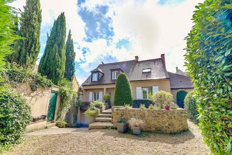 A 10 min de la gare, PROCHE DU GOLF de Saint Nom la Bretèche, dans une zone pavillonnaire, au CALME sur un terrain de 1120 m² environ, belle propriété BIEN EXPOSEE composée de deux maisons récentes indépendantes. La première maison se compose: Au Rez...