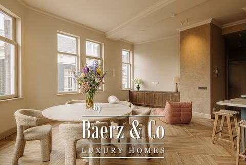 Nieuwe Spiegelstraat 26A, 1017 DG, Amsterdam In een iconisch pand met een rijke geschiedenis bieden wij dit instapklare appartement te koop aan! De woning bevindt zich op de tweede verdieping, heeft een oppervlakte van ca. 87 m² en biedt een adembene...