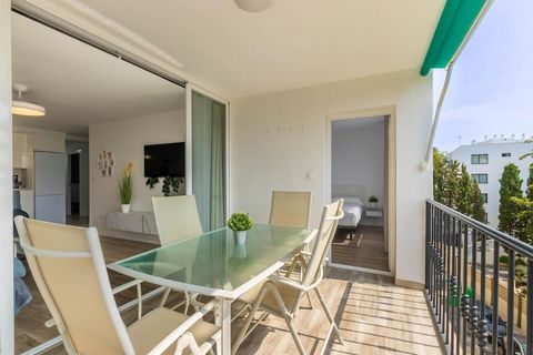 Casa Mauro es un apartamento luminoso y acogedor situado en el corazón de Torremolinos, a solo 750 metros de la playa y a pocos pasos del centro y la estación de tren. Tanto si vienes por el sol, el mar o la cultura local, este apartamento es el punt...