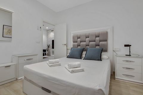 Ubicado en el corazón de La Carihuela, este moderno apartamento en planta baja ofrece un refugio confortable para familias de hasta cuatro personas. El dormitorio principal cuenta con una acogedora cama tamaño queen, mientras que el salón incluye un ...