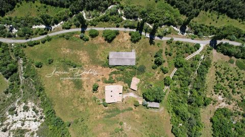 Magnifique propriété en pierre avec plus de 40 hectares de terrain... Cadre exceptionnel et tranquillité assurée Située au coeur d'un environnement préservé, cette superbe maison ancienne en pierre est un véritable havre de paix. A seulement 5 minute...