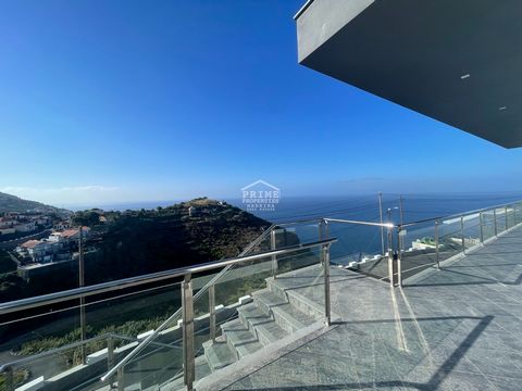 Met trots presenteren wij deze prachtige villa gelegen in de charmante parochie van Ribeira Brava, een van de meest gewilde bestemmingen aan de zuidkust van Madeira. Hier, waar de natuur en de sereniteit van de Atlantische Oceaan elkaar ontmoeten, on...