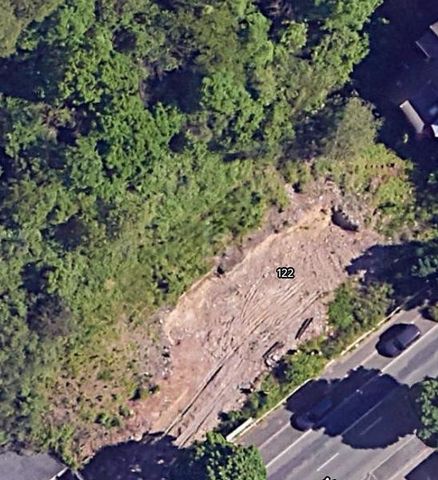 Avec une superficie de terrain de 2500 m² et une surface constructible de 560 m², ce terrain spacieux offre suffisamment d’espace pour la maison ou l’immeuble de vos rêves avec jusqu’à 5 étages supérieurs. Une demande préliminaire de construction pos...