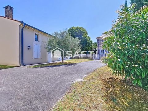 Maison de bourg avec trés grand volume, au calme