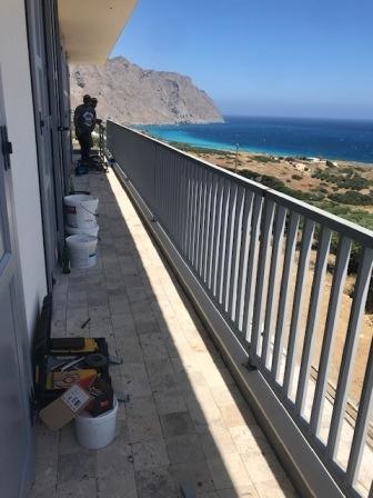 Mochlos, Bella casa con splendida vista mare in costruzione e quasi completata. La proprietà è di 200 m2 situata su un terreno di 4500 m2. Dispone di terrazze di 330 m2 rivestite in pietra naturale. La proprietà è composta da 4 camere da letto, 4 bag...