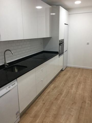 2 bedroom apartment in Amadora, with about 70m2, fully renovated, with plumbing and new electrical installation, great finishes and modern kitchen, equipped with all appliances. Ideal for those looking for an apartment ready to live in Amadora, next ...