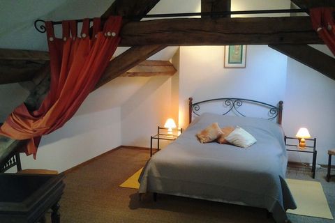 Dit rustieke vakantiehuis ligt in Isenay, in Frankrijk. Er is 1 slaapkamer die aan 4 personen een slaapplek biedt, ideaal voor een gezinsvakantie. Daarnaast is het toegestaan om 2 huisdieren mee te nemen. Het vakantiehuis ligt midden in de prachtige ...