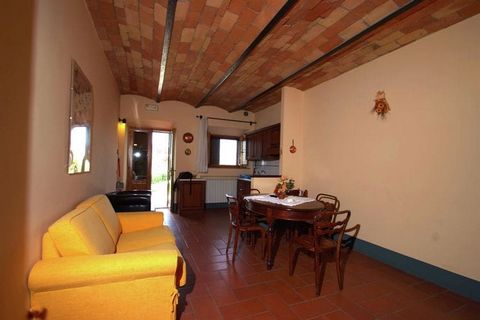 Deze authentieke boederij ligt in Pienza in Toscane. Het appartement heeft 1 slaapkamer en is geschikt voor 3 personen, ideaal voor een klein gezin. Vanaf de agriturismo heb je een prachtig uitzicht over de Val D’Orcia. In dit gebied stroomt een rivi...