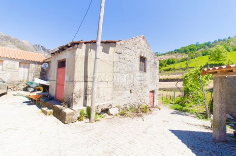 Property ID: ZMPT548852 Gaveto villa for restoration in the Peneda do Gerês National Park. Located in Cabril, Montalegre contains 72 m2 of Gross Construction area, with a great sun exposure, unobstructed views, very quiet area and with good access. T...