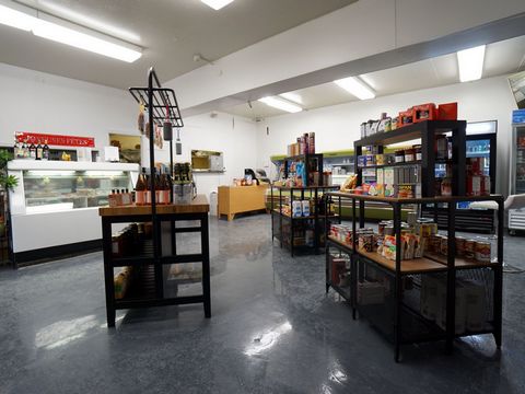 Beautiful convenience store without rent has been in operations for many years to serve the residents in Habitat 67. It has great potential. Ideal for an entrepreneur who is motivated and creative in food and grocery business. INCLUSIONS The equipmen...