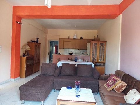 Ground floor apartment of 98 sq.m. for sale in Pirgos, Peloponnese. The apartment is in a three-story building, furnished, electrical appliances, open plan living room, dining room, kitchen, 3 bedrooms, 1 bathroom and 1 wc. Large hall, warehouse, gar...